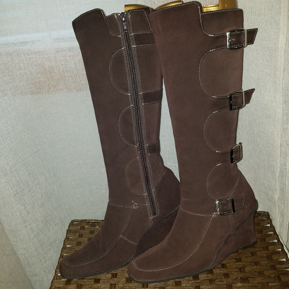Women's brown suede boots